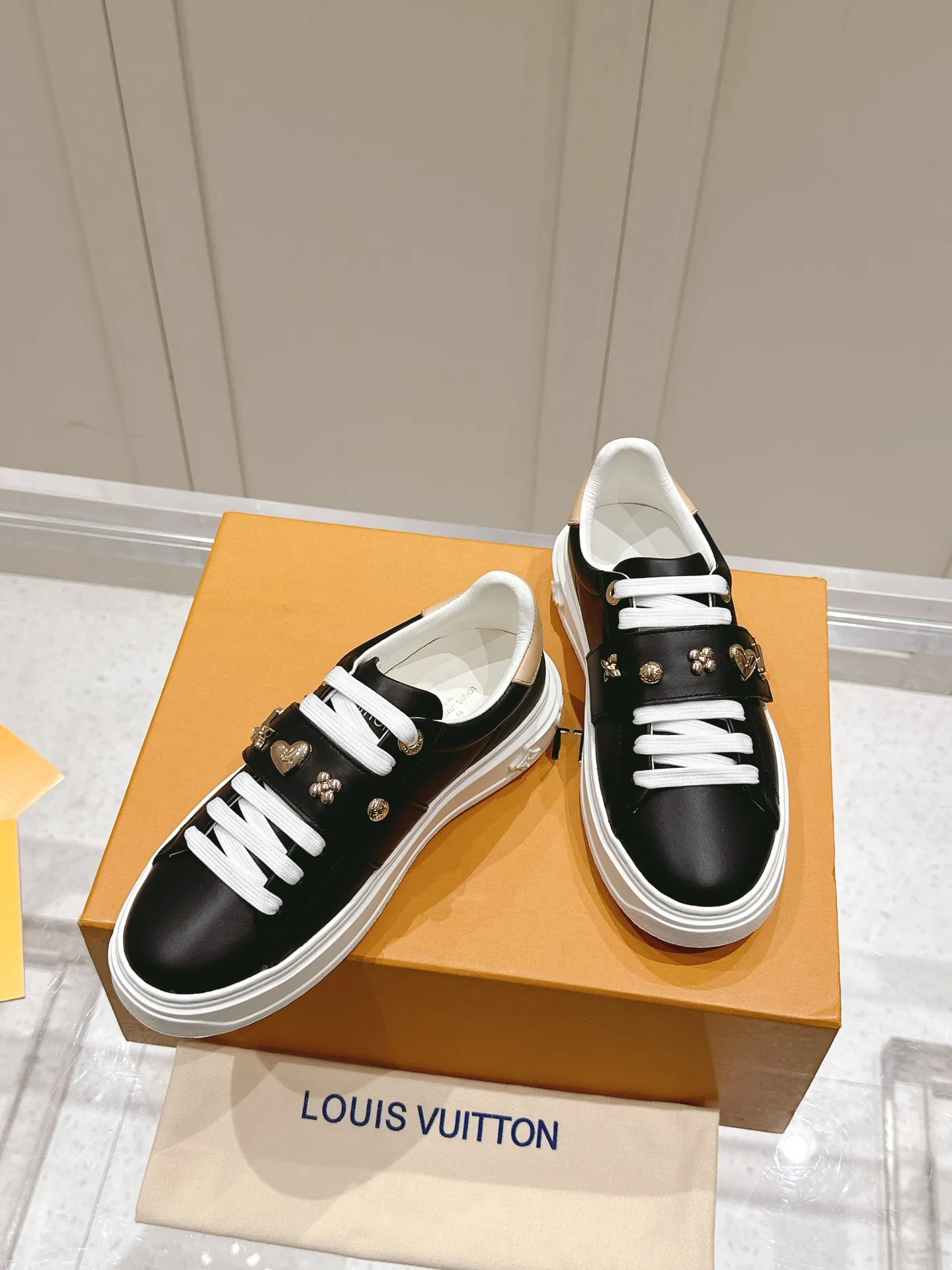 💕💕Factory direct selling price p640💕💕 LV Xiaolujia new white shoes, only women's model, evergreen style all year round, needless to say the quality of materials, small metal buckles with calfskin, the feeling of eternity at a glance❣️ Size: 35-40 (order 41)